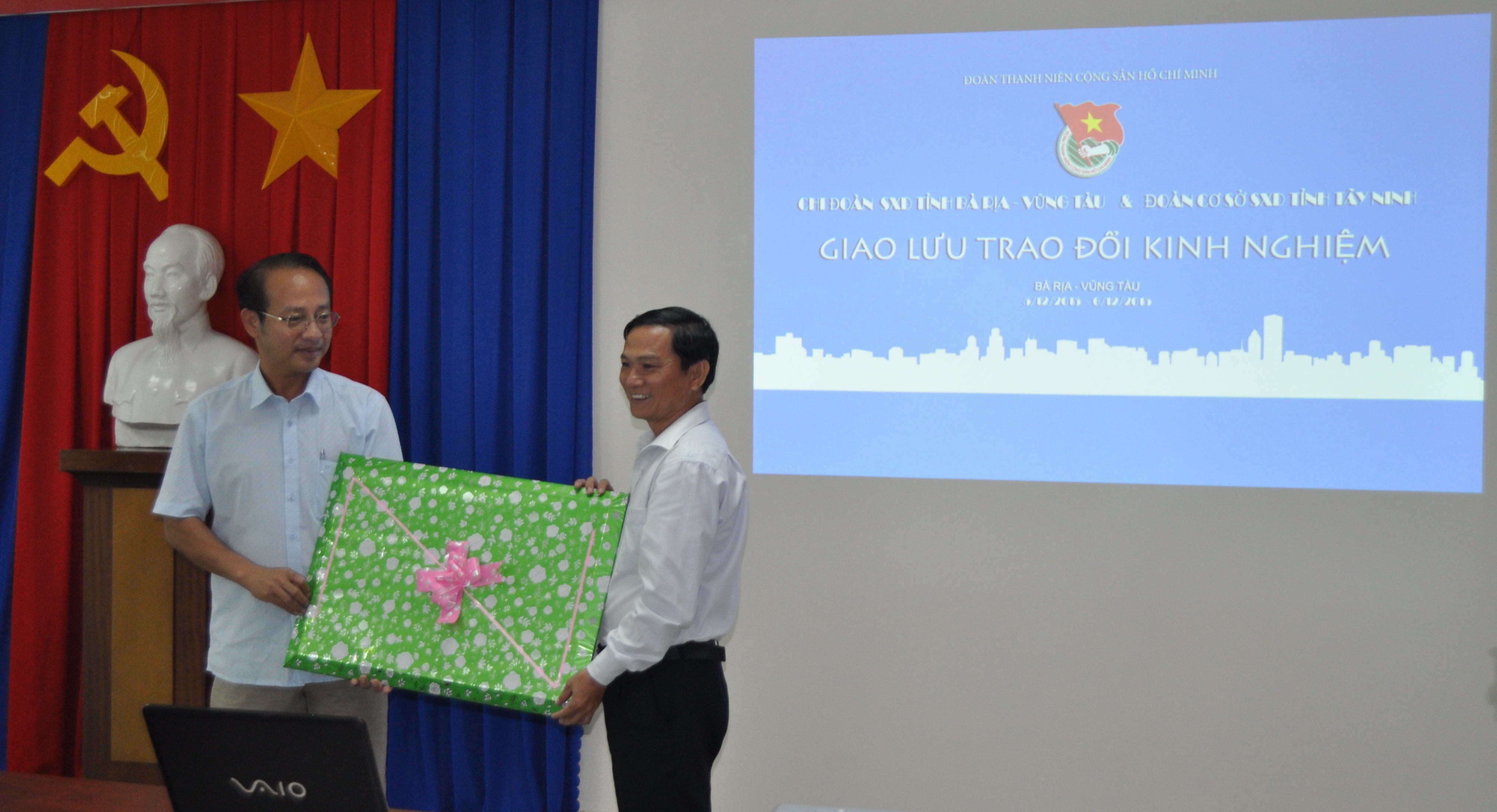 GIám đốc Trương Văn Ngôn tặng quà lưu niệm cho đại diện Sở Xây dựng Vũng Tàu